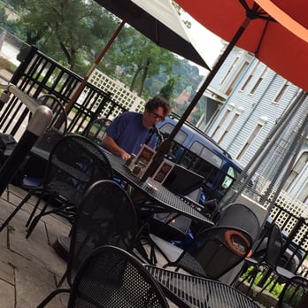 BrewRiver Creole Kitchen - Live music....  very nice touch - Gastropubs Near Me - Cincinnati, Ohio