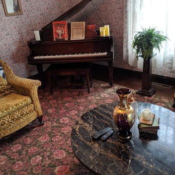 Country Colonial Bed & Breakfast - The parlor is beautiful and airy set in a civil war theme - Hotels Near Me - Jamesport, Missouri