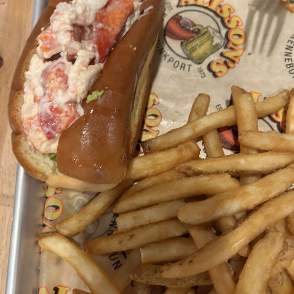 Alisson's Restaurant - Lobster Roll - Seafood Near Me - Kennebunkport, Maine