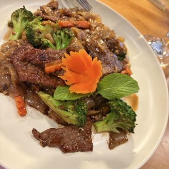 Mango Tree Bistro - Pad See Ew with beef - Thai Near Me - Norristown, Pennsylvania