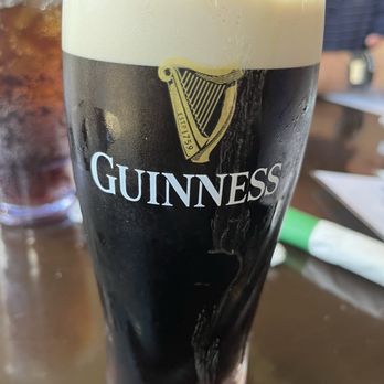 McNamara's Pub & Restaurant - Guinness pour - American Near Me - Arlington, Virginia