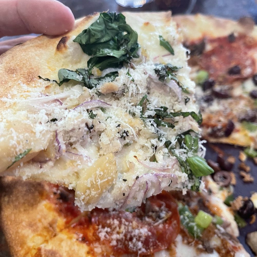 Amicas Pizza & Microbrewery - Bianco - chicken, Alfredo sauce, spinach? Excellent - Pizza Near Me - Salida, Colorado Amicas Pizza & Microbrewery - Bianco - chicken, Alfredo sauce, spinach? Excellent - Pizza Near Me - Salida, Colorado