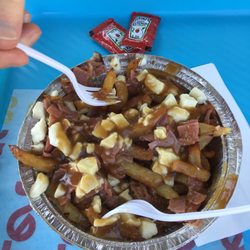 Dépanneur l’Essentiel - Family size poutine with smoked meat