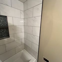 Instant Projects US - Bathtub wall tile transformation