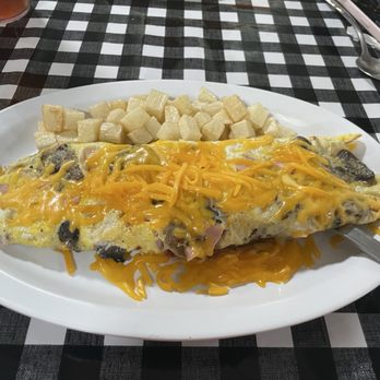 Pirates Cove Cafe - Omelette and potatoes - Coffee & Tea Near Me - Lytle, Texas