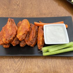 Trophy - Medium flavored wings with blue cheese dressing