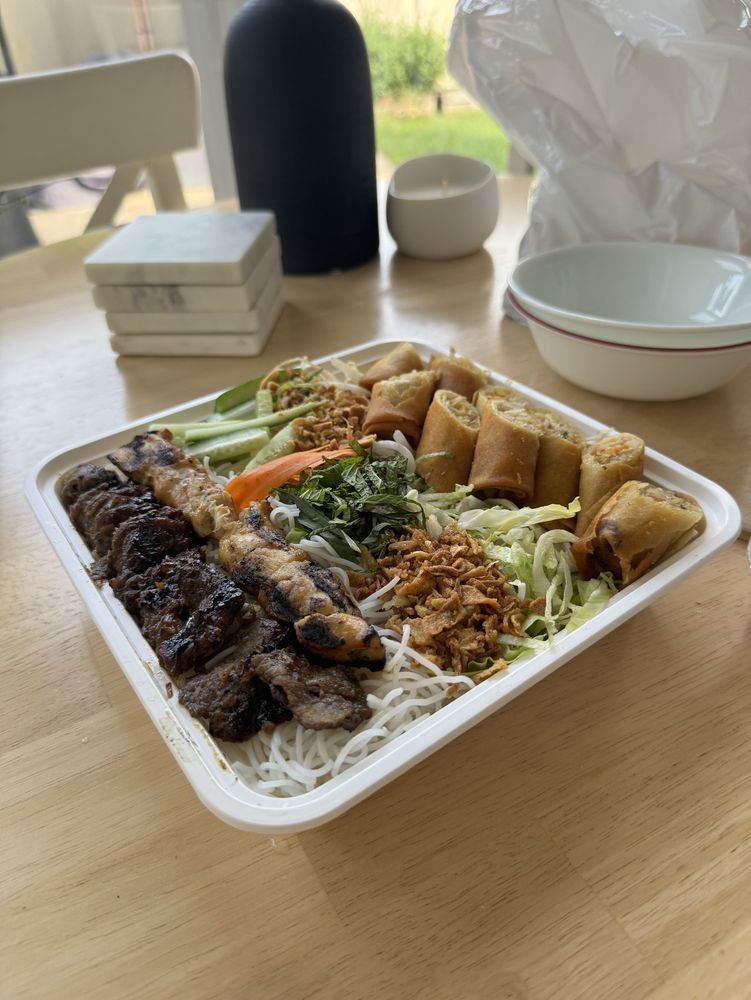 Saigon Bistro Logo