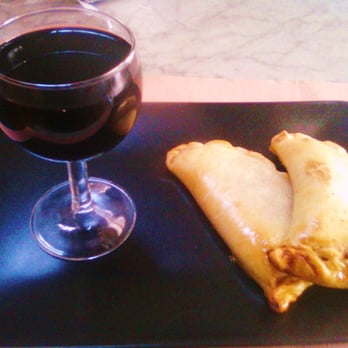 Bar La Bota - empanadas argentinas BUENÍSIMAS... - Spanish Near Me - Barcelona, B