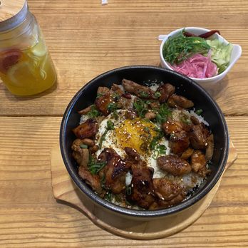 KITCHEN 121 - Hot bowl with seasoned rice and chicken with rice and green peach tea - Sushi Bars Near Me - Duluth, Georgia