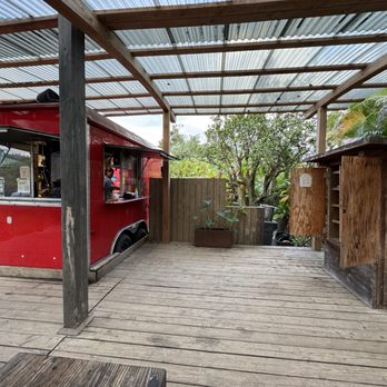 Holey Grail Donuts - Outside seating - Vegan Near Me - Hanalei, Hawaii