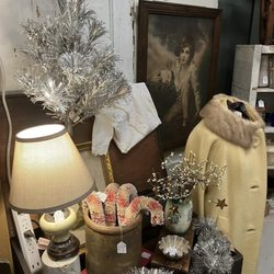 Spring Creek Antiques - Pheona's Home Decor Located in Spring Creek Antiques Nov. 2024