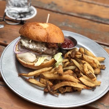 Drake Devonshire - Devonshire burger - Hotels Near Me - Wellington, Ontario