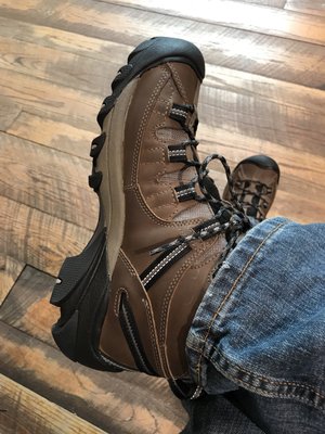 bass pro shop hiking boots