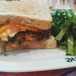 The Embers - Hamburguesa veggie con ensalda de mix verdes , lo mejorrrrrr
