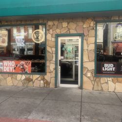 Huddle's Cafe - Outside front.