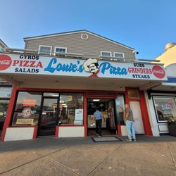 Louie's Pizza - Excellent place for walk-up slices ... great pizza, friendly service