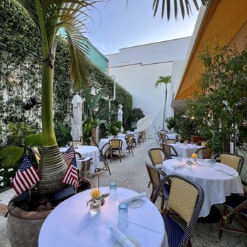 Le Bilboquet - Patio seating - French Near Me - Palm Beach, Florida