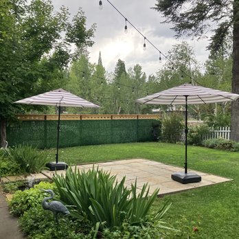 McCloud Hotel - A cozy garden. - Hotels Near Me - McCloud, California