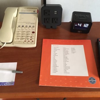 Hampton Inn - Lots of electric outlets be the bed - Hotels Near Me - Saltillo, COA