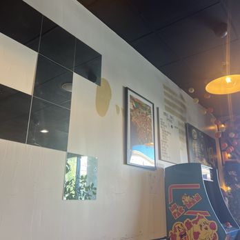 Wowee Zowee - Inside - Pizza Near Me - Tustin, California