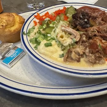 Countrypolitan Bar & Kitchen - Brisket with Mac - New American Near Me - Nashville, Tennessee