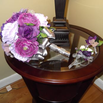 Colonial Gardens Bed & Breakfast - Our flowers I made posed on the night stand of the The Azalea Suite - Bed & Breakfast Near Me - Williamsburg, Virginia Colonial Gardens Bed & Breakfast - Our flowers I made posed on the night stand of the The Azalea Suite - Bed & Breakfast Near Me - Williamsburg, Virginia