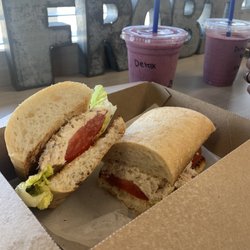 Frobie's Cafe - Tuna Salad Sandwich & a Berry Detox Smoothie