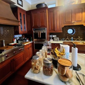 Villa D' Citta - Lovely stocked kitchen. Help yourself to whatever you'd like - Bed & Breakfast Near Me - Chicago, Illinois Villa D' Citta - Lovely stocked kitchen. Help yourself to whatever you'd like - Bed & Breakfast Near Me - Chicago, Illinois