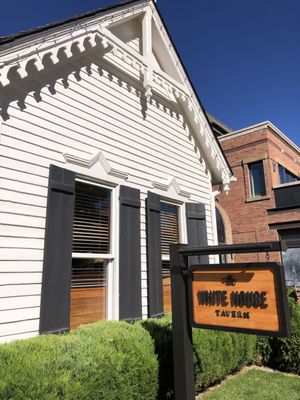 White House Tavern by null