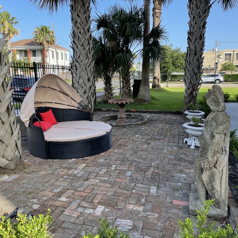 The George Manor - Lots of comfy seating all around the property. - Bed & Breakfast Near Me - Galveston, Texas The George Manor - Lots of comfy seating all around the property. - Bed & Breakfast Near Me - Galveston, Texas