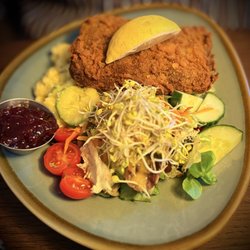 bodhi - Schnitzel "Wiener Art" Kartoffel-Gurkensalat mit Räuchertofu | Ketchup | Preiselbeeren | Zitrone | Salatbouquet