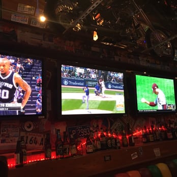 Barney's Beanery - Only a few of the many tvs - Breakfast & Brunch Near Me - Santa Monica, California