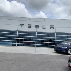 Tesla Store - Delivery day! Front of store