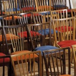 Baumann Studio - Wie das Theater, so die Bestuhlung: Bunt und individuell.