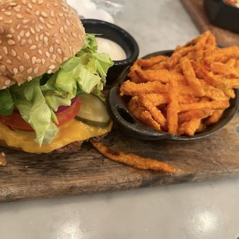 LOV McGill - LOV Cheeseburger - Vegan Near Me - Montreal, Quebec