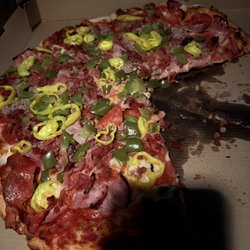 Smokey Butts BBQ & Pizzeria - Super deluxe pizza !!