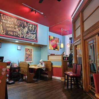 Mom's Siam 2 - Decor - Sushi Bars Near Me - Richmond, Virginia