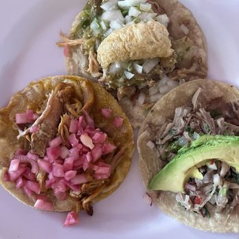 Taquería Honorio - Top taco: suckling pig Left: pulled pork Right: beef (Yucatán herbs and spices) - Mexican Near Me - Tulum, ROO Taquería Honorio - Top taco: suckling pig Left: pulled pork Right: beef (Yucatán herbs and spices) - Mexican Near Me - Tulum, ROO