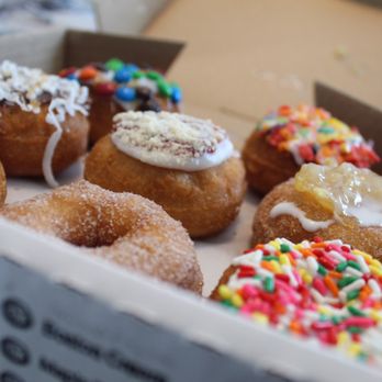 Da Vinci's Donuts - Caramel Apple Coconut Crunch M & M Samoa Sprinkles Vanilla Caramel Cinnamon Vanilla Fruity Pebbles - Donuts Near Me - Sandy Springs, Georgia Da Vinci's Donuts - Caramel Apple Coconut Crunch M & M Samoa Sprinkles Vanilla Caramel Cinnamon Vanilla Fruity Pebbles - Donuts Near Me - Sandy Springs, Georgia