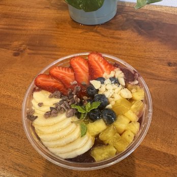 ALO Cafe - Large Signature Acai Bowl - Vegetarian Near Me - Honolulu, Hawaii