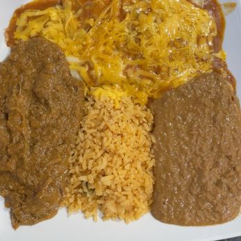 El Bracero - Carne guisada had bites of meats with a thick gravy. Enchiladas lacked flavor. Beans tasted like a mix of can refried beans. - Seafood Near Me - San Antonio, Texas
