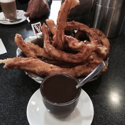 la Perla - Típicos churros con chocolate.
