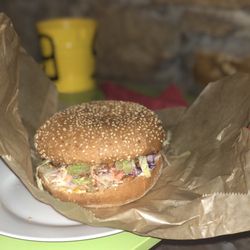 Le Tasse livre - Hamburger de poulet avec des légumes. Franchement top et très abordable
