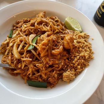 Moonga Asian Bistro - Chicken Phad Thai Noodles - Asian Fusion Near Me - Kaneohe, Hawaii