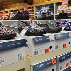 Slip resistant clogs