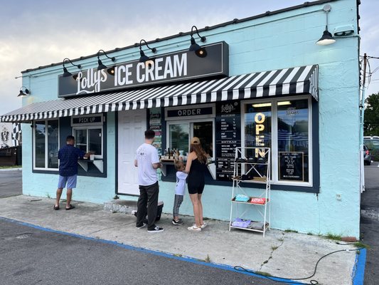 Lolly's Creamery by null