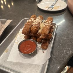 BJ's Restaurant & Brewhouse - Mozzerella sticks