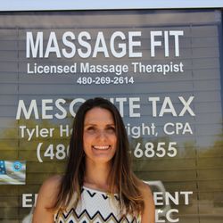 Massage Fit - Kim under her sign