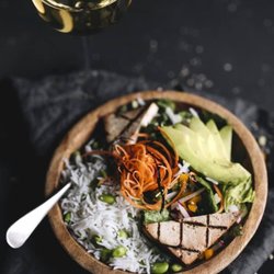 La Cage - Tofu mariné, edamames, mélange printanier, poivron, carottes, radis, concombre, avocat, oignons verts, panko, graines de sésame, nori