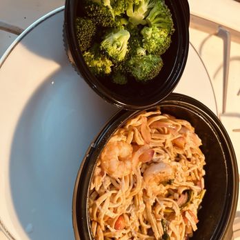 Noodles and Company - Shrimps with Zucchini Noodles, tomatoes, mushrooms and lite red sauce. Order of Broccoli to complete my take home meal. - Noodles Near Me - Manchester, Connecticut Noodles and Company - Shrimps with Zucchini Noodles, tomatoes, mushrooms and lite red sauce. Order of Broccoli to complete my take home meal. - Noodles Near Me - Manchester, Connecticut